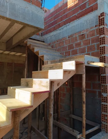Escada em concreto em obra residencial